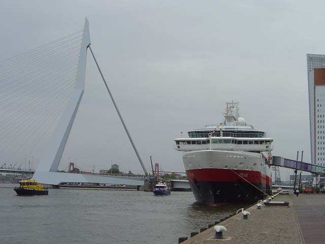 Cruiseschip ms Fram van Hurtigruten aan de Cruise Terminal Rotterdam